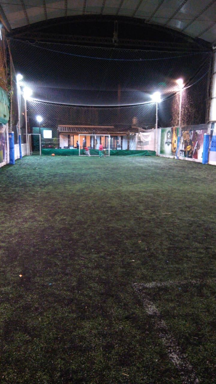 Cancha de césped sintético terminada e iluminada
