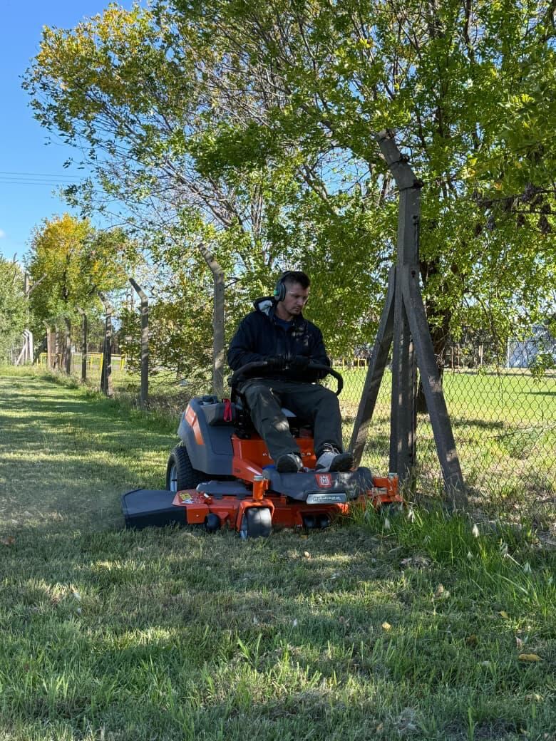 Corte de césped con tractor en un espacio verde