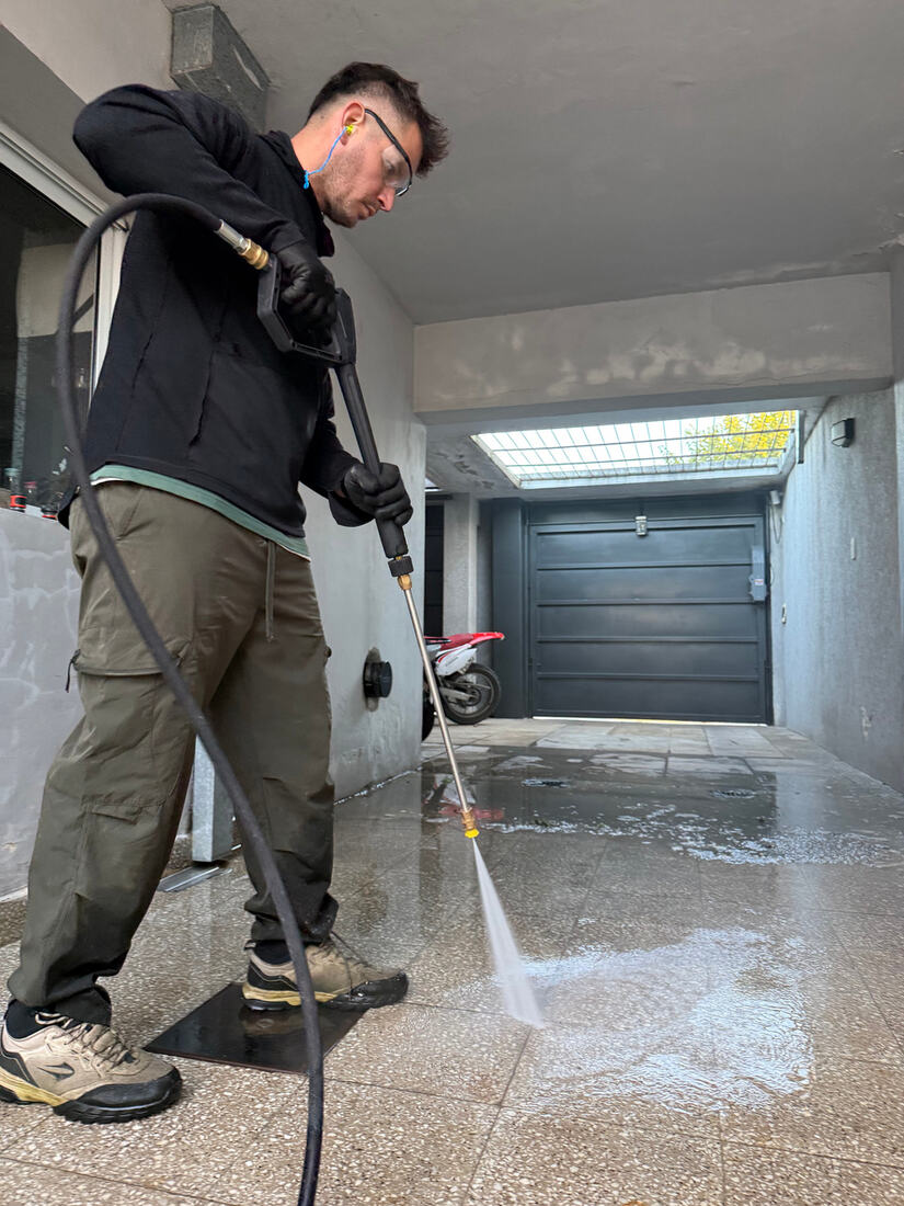 Hidrolavado de piso en un garage