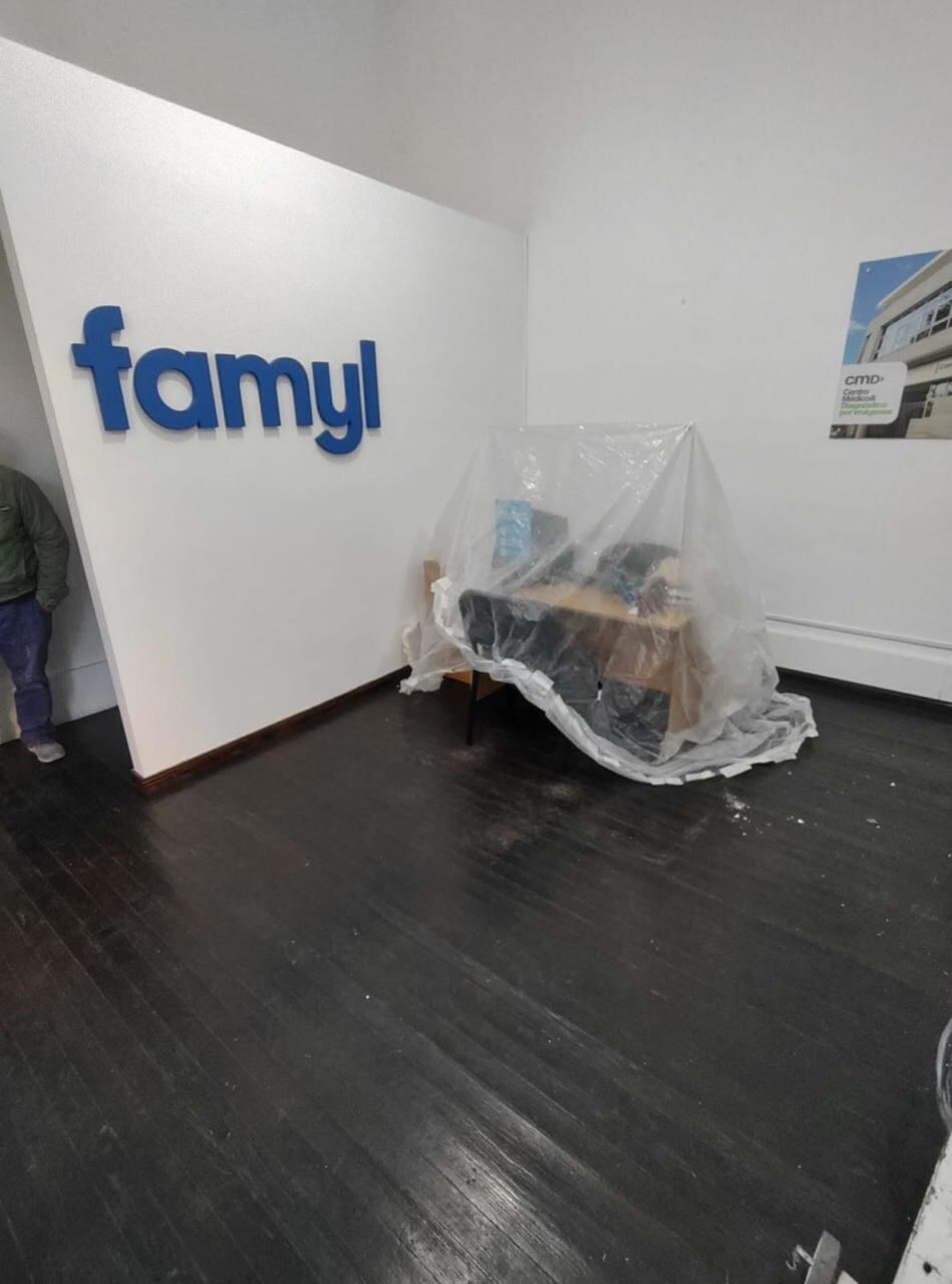 Piso de parquet gastado antes de la restauración