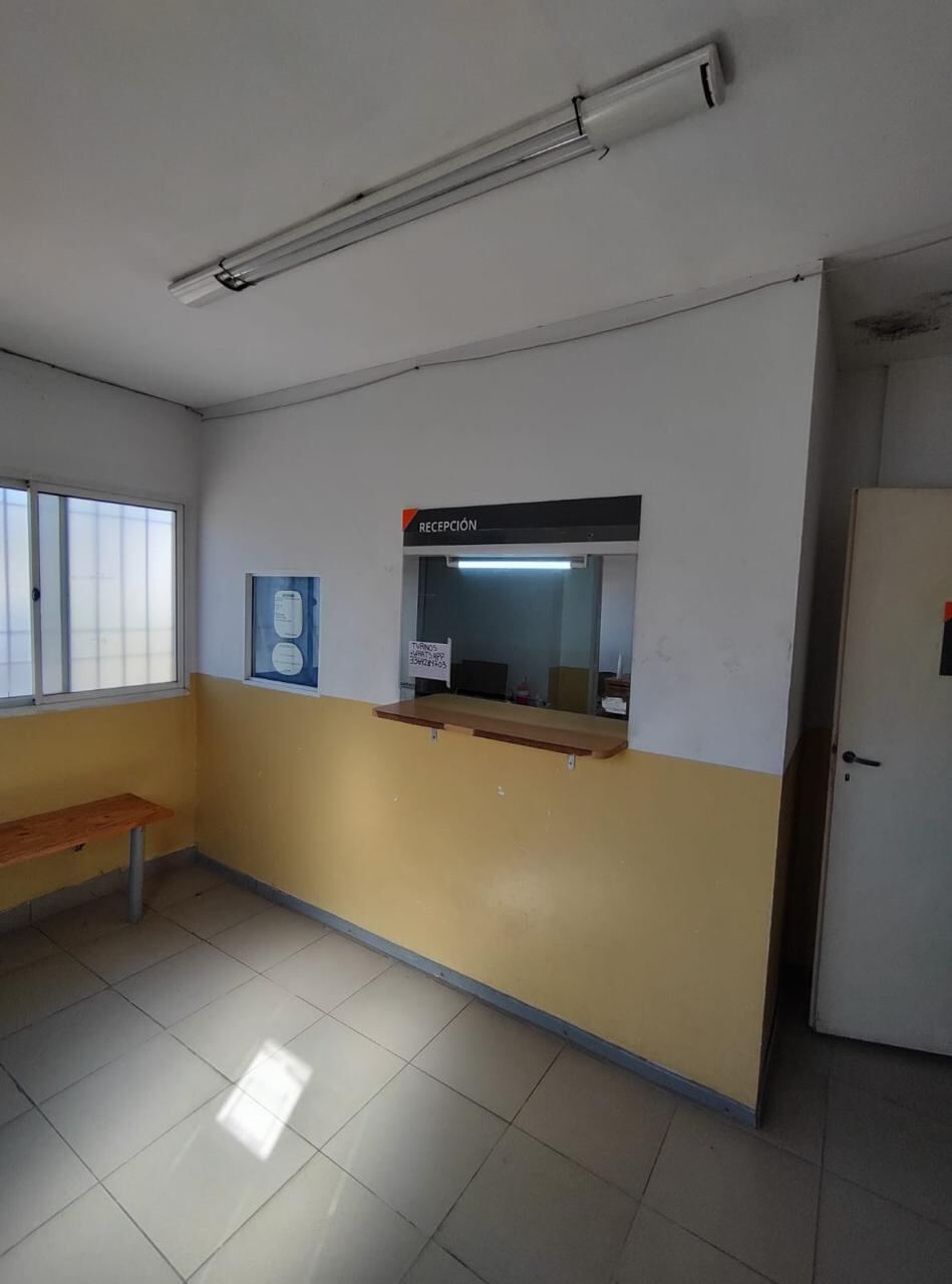Recepción con paredes gastadas antes de la pintura