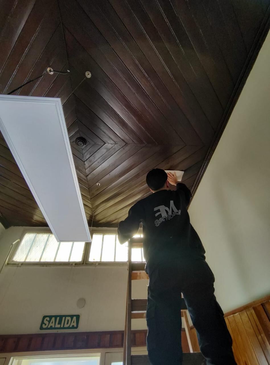 Integrante de FM Servicios restaurando un techo de madera